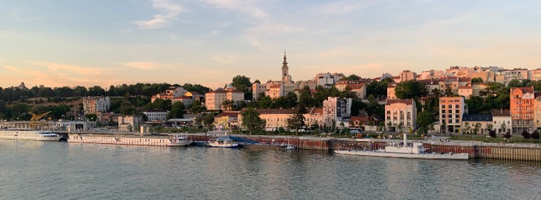 Ribera del río Sava de Belgrado al atardecer