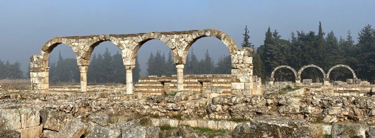 Arcos árabes Omeyas de Anjar