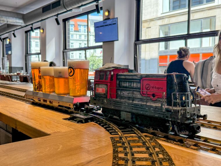 Bar que sirve la cerveza en trenes en Praga