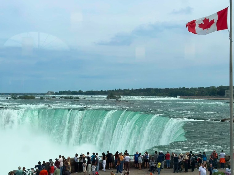 Bandera de Canadá en las cataratas del Niágara