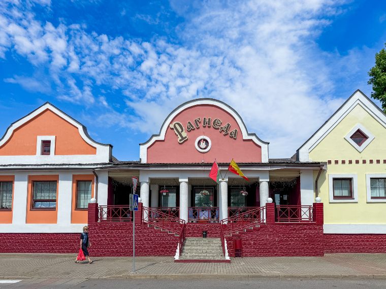Casas antiguas en el pueblo de Mir