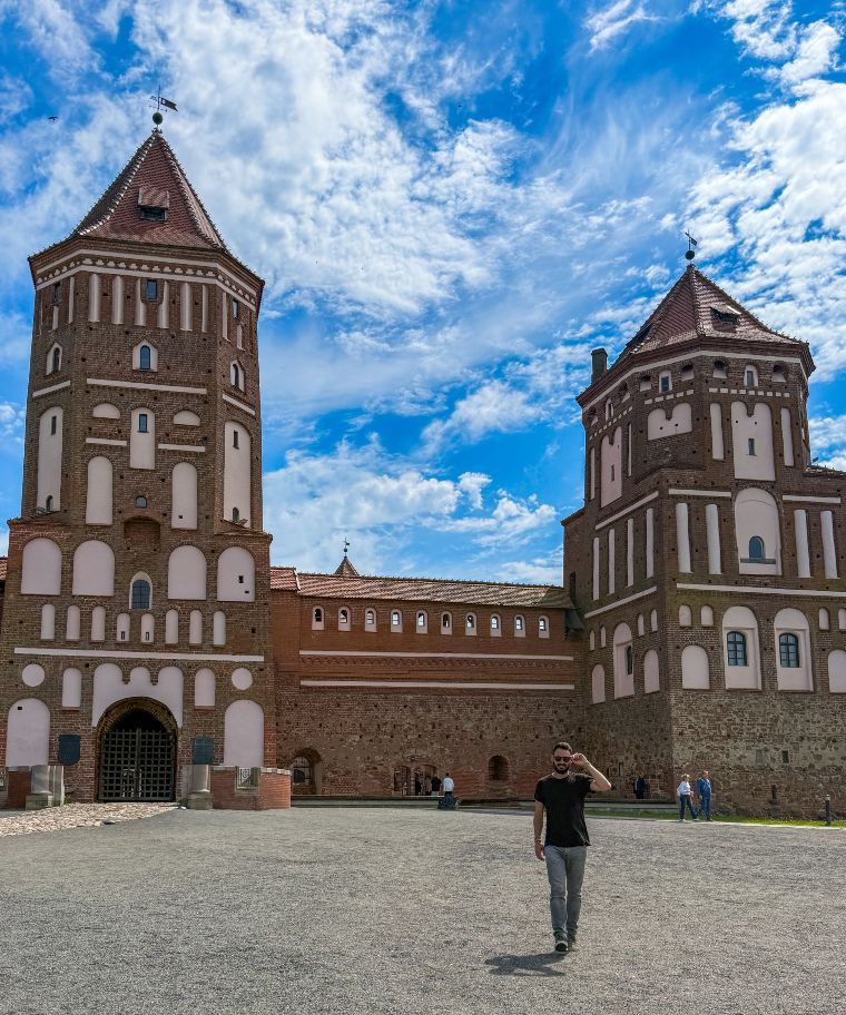 Entrada al castillo de Mir