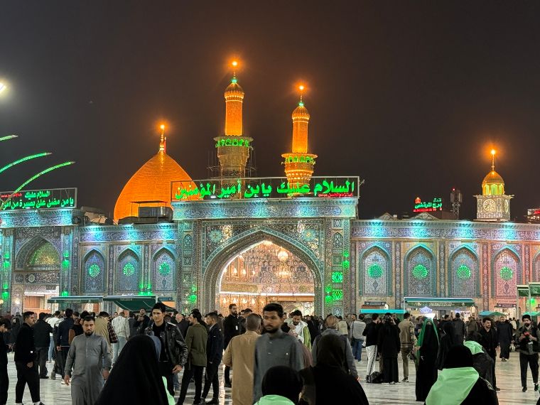 Entrada al Santuario de Abbas por la noche