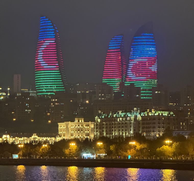 Flame Towers de noche