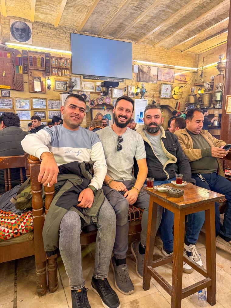 Foto con iraquís en Bagdad