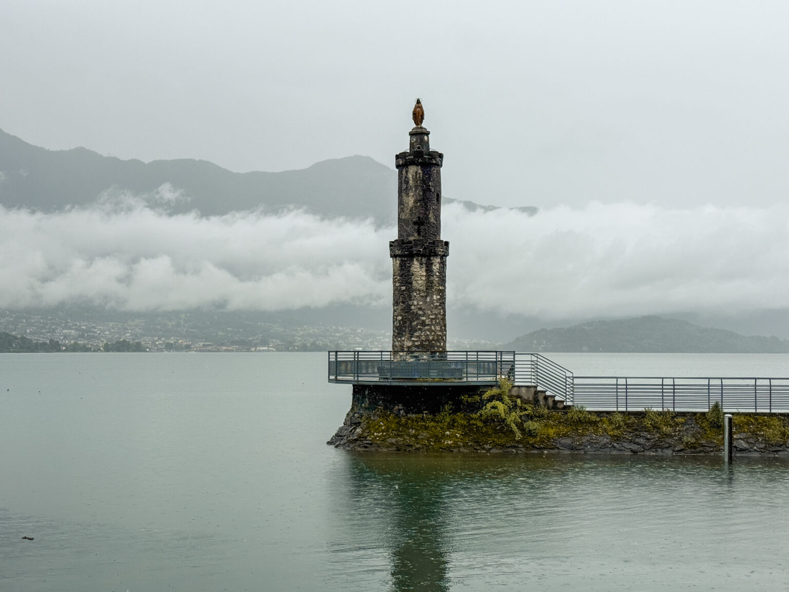 Faro en el lago de Como