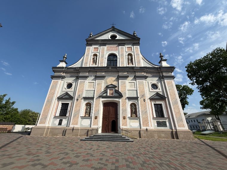 Iglesia en el pueblo de Nesvizh