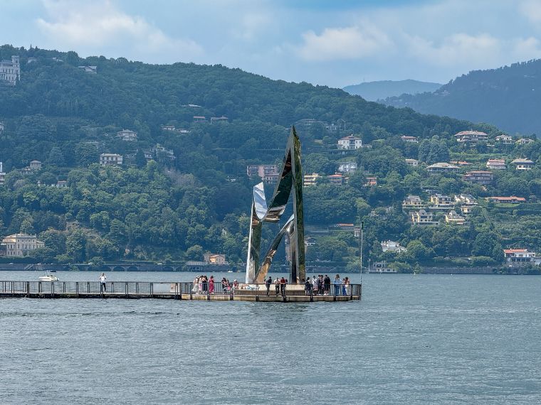 Monumento Life Electric de Como