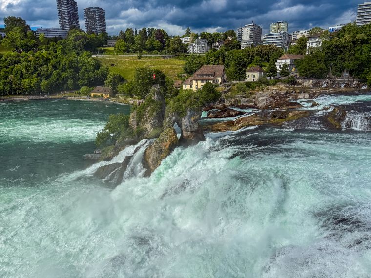 Vistas de la orilla sur de las cataratas del Rin