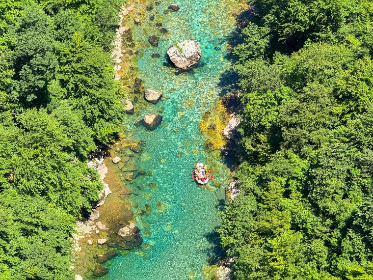 Puente puente Djurdjevica sobre el río Tara